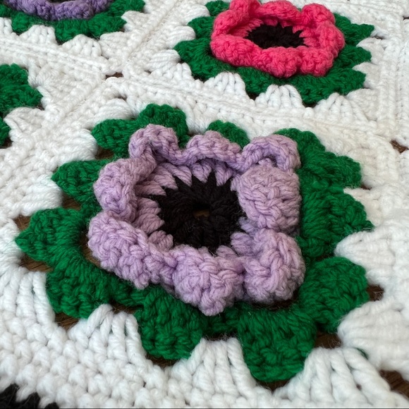 Beautiful VTG Handmade Flower Afghan Blanket - Picture 14 of 16